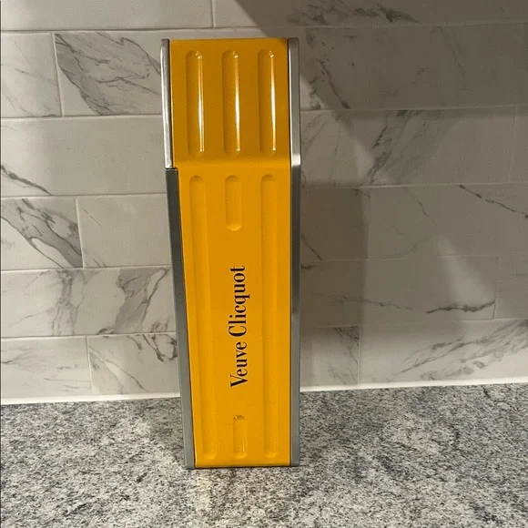 New Veuve Clicquot Dallas Arrow Box Yellow - Picture 9 of 9